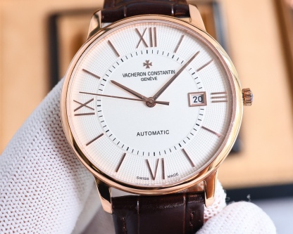 市場最高復刻 V4升級版本 江詩丹頓VC傳承系列85180腕表！
1⃣️【表殼】尺寸40MMX9MM，完美圓形的表殼，搭配微孤式表耳設計，使之更加貼合佩戴者的手腕。每一個成品殼套，都需經過MK嚴格的質量把控，方能還原正品獨特的質感。
2⃣️【機芯】9015鋼輪等部件均由MK制表師精工裝飾，自動擺陀更是鍍有18k金，最大限度呈現原裝精湛的工藝水平。
3⃣️【表鏡】前後兩片藍寶石玻璃鏡面，均有防眩暈鍍膜處理。
4⃣️【錶帶】雙層意大利小牛皮，搭配馬耳他十字針扣🔥AD出品 精品不斷🔥