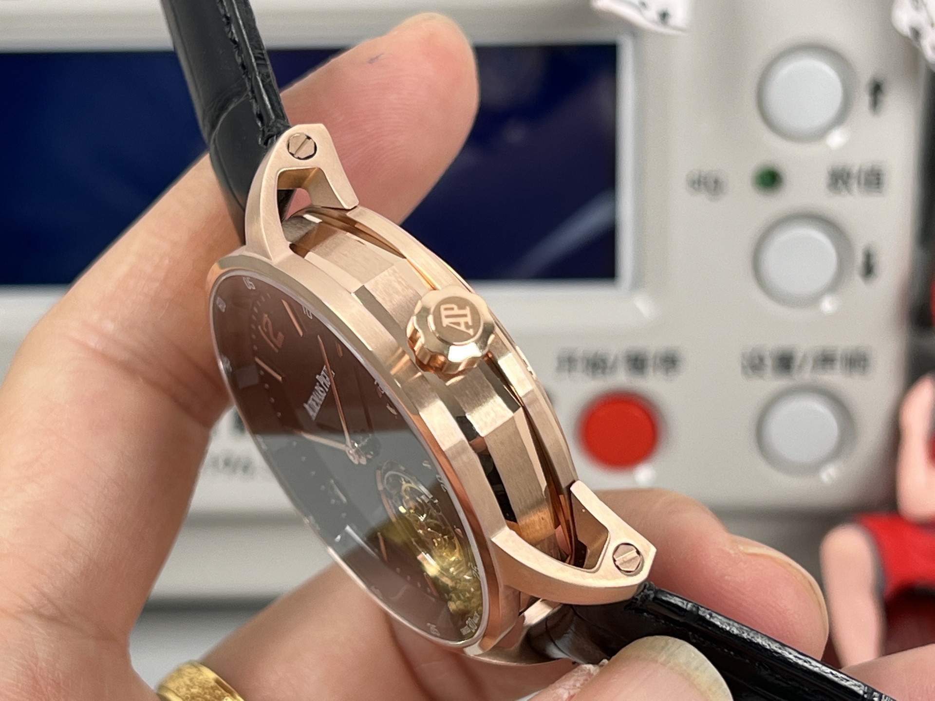 
新款愛彼真陀飛輪CODE11.59系列26396男士腕表！完美與個性的體驗！
1⃣️直徑42MM！表面玻璃採用水晶藍寶石玻璃。
2⃣️搭載Cal.2950全自動陀飛輪機芯，動力儲存60小時！
3⃣️錶帶採用進口意大利小牛皮以及帆布皮帶可選！
3⃣️表殼採用316L精鋼材質，整殼CNC高精准處理，密度與原裝吻合！          
4⃣️表面採用砂金石琺瑯錶盤
整體按照原裝顏色完美呈現！
5⃣️殼套分圈口.殼.底蓋三件套，整體角度完美體現拉絲工藝，品質與美的融合！