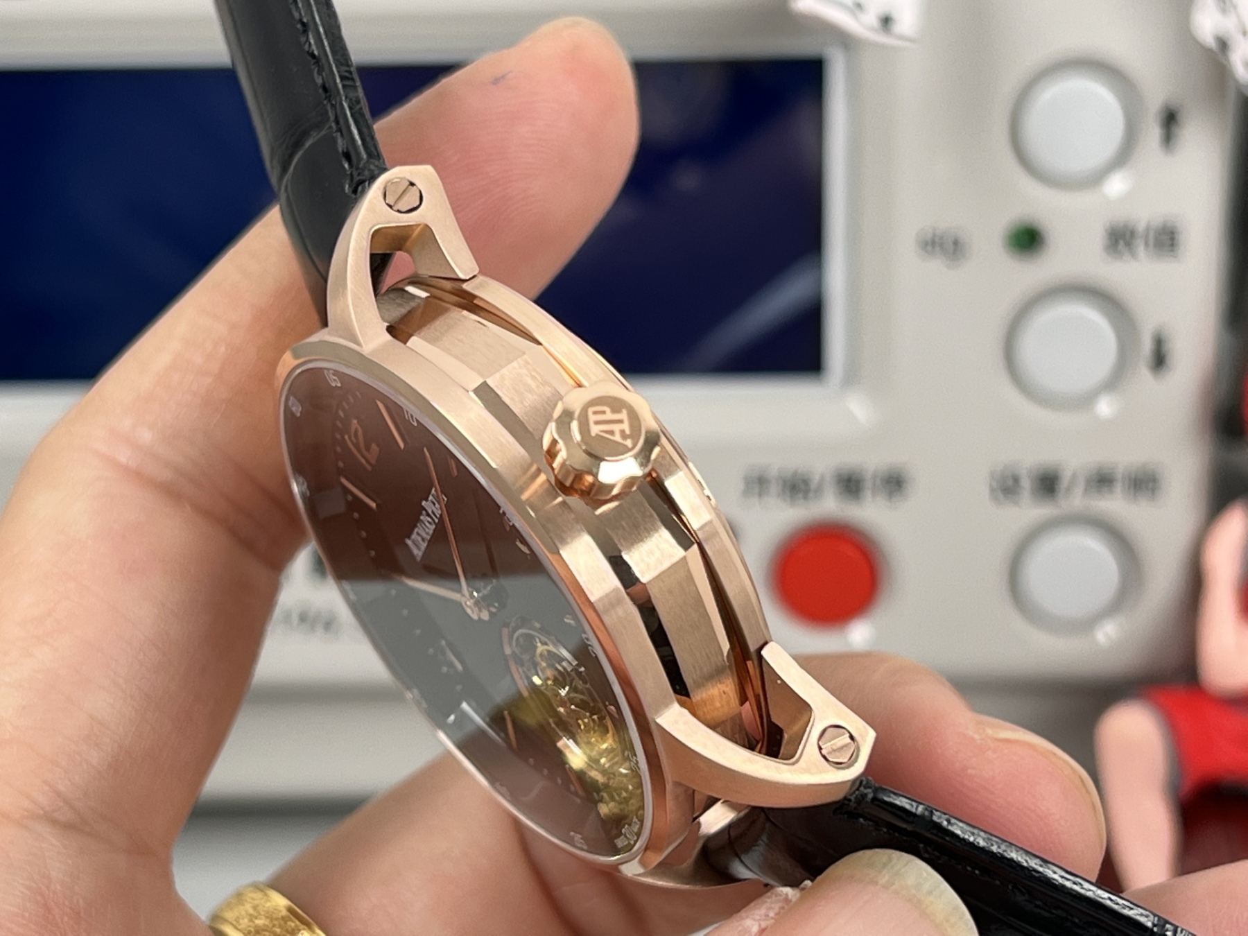 
新款愛彼真陀飛輪CODE11.59系列26396男士腕表！完美與個性的體驗！
1⃣️直徑42MM！表面玻璃採用水晶藍寶石玻璃。
2⃣️搭載Cal.2950全自動陀飛輪機芯，動力儲存60小時！
3⃣️錶帶採用進口意大利小牛皮以及帆布皮帶可選！
3⃣️表殼採用316L精鋼材質，整殼CNC高精准處理，密度與原裝吻合！          
4⃣️表面採用砂金石琺瑯錶盤
整體按照原裝顏色完美呈現！
5⃣️殼套分圈口.殼.底蓋三件套，整體角度完美體現拉絲工藝，品質與美的融合！