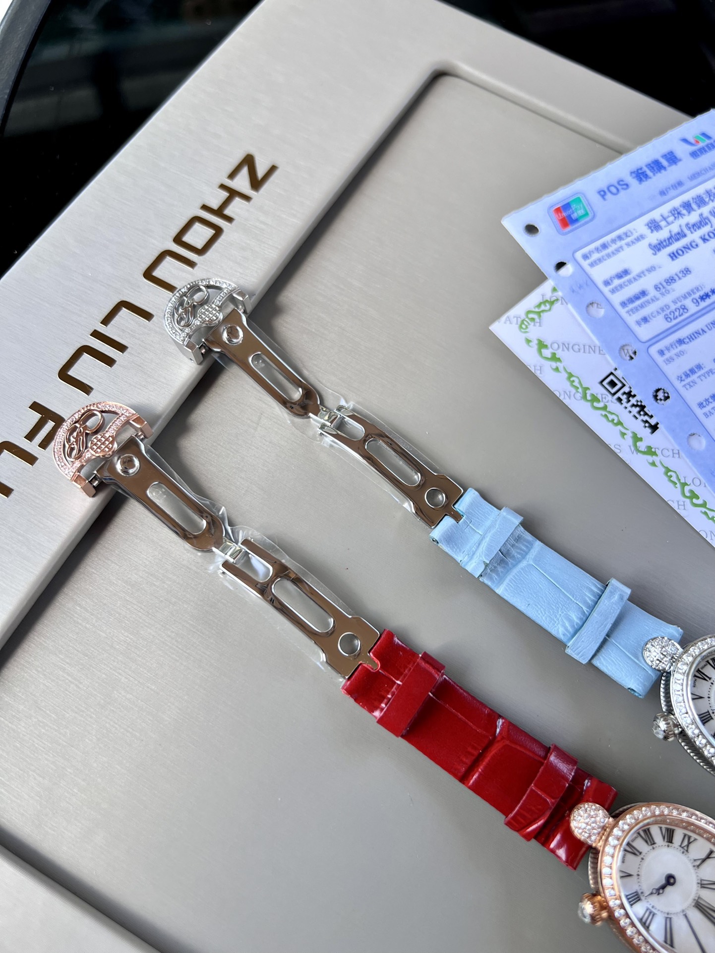 優雅出品史上最強復刻女表——寶璣那不勒斯皇后  黃金殼  系列驚艷登場，修正市場版本的所有不足，高貴典雅，盡顯女王風範！
【表殼】腕表尺寸分別為中號36.5x28.5毫米 小號33 x 25毫米
鵝卵形表殼高雅大氣，表殼外緣飾有錢幣紋。表圈和表殼周圍鑲嵌共117顆施華洛水晶（約0.99克拉）。表冠處鑲有一顆梨形晶石（約0.26克拉）
【精彩細節】
1.與原裝吻合，在表殼背部均打有貴金屬標識，效果清晰工整，彰顯腕表檔次。2.穹面玻璃，從側面看不僅有魚眼效果，還能折射鑽石帶來的璀璨光芒，更顯腕表高貴血統。
