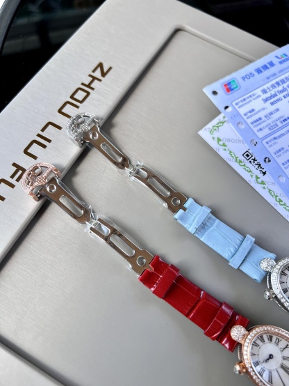 優雅出品史上最強復刻女表——寶璣那不勒斯皇后  黃金殼  系列驚艷登場，修正市場版本的所有不足，高貴典雅，盡顯女王風範！
【表殼】腕表尺寸分別為中號36.5x28.5毫米 小號33 x 25毫米
鵝卵形表殼高雅大氣，表殼外緣飾有錢幣紋。表圈和表殼周圍鑲嵌共117顆施華洛水晶（約0.99克拉）。表冠處鑲有一顆梨形晶石（約0.26克拉）
【精彩細節】
1.與原裝吻合，在表殼背部均打有貴金屬標識，效果清晰工整，彰顯腕表檔次。2.穹面玻璃，從側面看不僅有魚眼效果，還能折射鑽石帶來的璀璨光芒，更顯腕表高貴血統。
