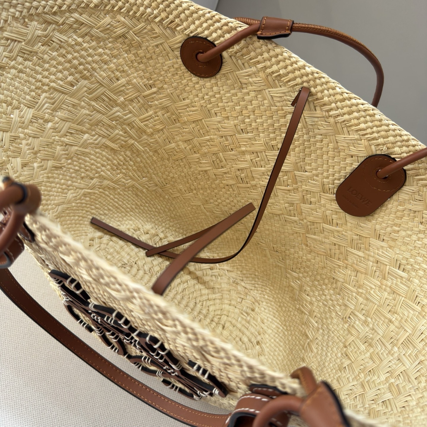 LO℮w℮🆕（高版本）進口原材料 肩帶全部升級🧺伊拉卡棕櫚纖維和牛皮革 Anagram Basket 手袋*一個傳統的籃子手袋*帶有經典的手工編織包身，管狀牛皮革帶子和頂部提手*以及一塊牛皮革 Anagram 壓紋貼片這個版本採用伊拉卡棕櫚製成，這種棕櫚樹在哥倫比亞種植、收穫並曬乾，然後由公平貿易原則指導的 Corporación Oficio y Arte 組織的女工匠編織。肩背或頂部提手攜帶*牛皮革系帶開合*可以使用個性化掛飾和帶子進行定制*無襯里*由於手工製作，尺寸可能略有不同，使每次購買都