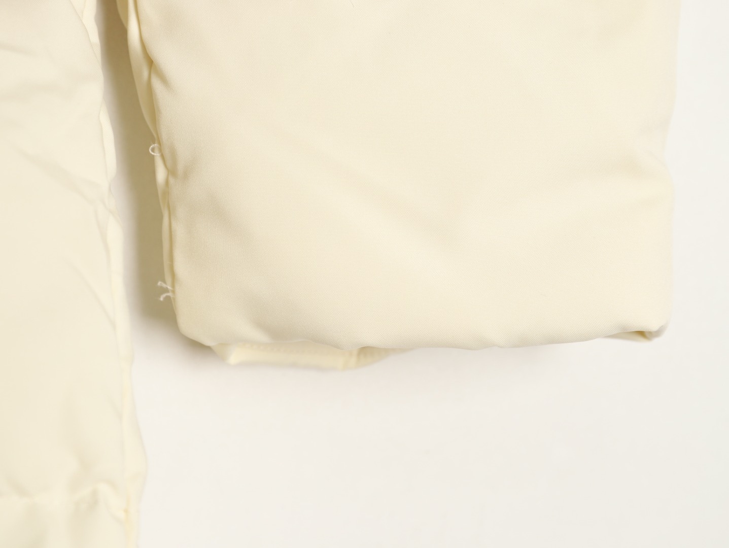 THOM BROWNE/湯姆布朗TB 四槓小狗長款羽絨服
採用進口90鴨絨填充 內外里加雙層內膽不會跑毛 高密度防風抗寒功能性面料 手感柔軟舒適  工藝更是精湛 嚴防鑽絨 採用國際先進的真空充絨技術 增加空氣隔層 不損傷羽線 能保持羽原有的柔軟性、彈性及手感 將羽絨的保暖性發揮到最佳！
N Size：S-M