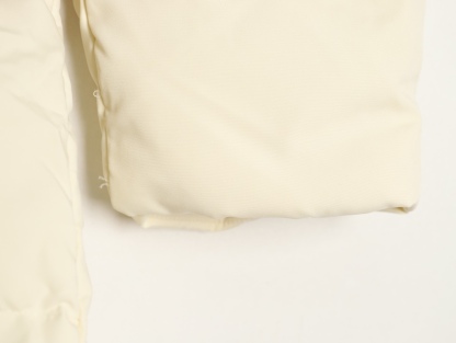 THOM BROWNE/湯姆布朗TB 四槓小狗長款羽絨服
採用進口90鴨絨填充 內外里加雙層內膽不會跑毛 高密度防風抗寒功能性面料 手感柔軟舒適  工藝更是精湛 嚴防鑽絨 採用國際先進的真空充絨技術 增加空氣隔層 不損傷羽線 能保持羽原有的柔軟性、彈性及手感 將羽絨的保暖性發揮到最佳！
N Size：S-M