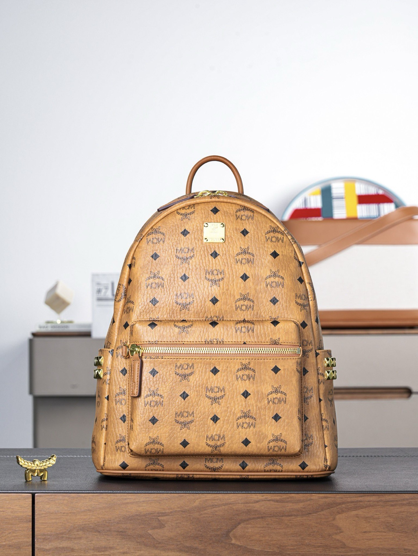 𝙈𝘾𝙈 𝙎𝙩𝙖𝙧𝙠 𝙎𝙞𝙙𝙚 𝙎𝙩𝙪𝙙𝙨𝘽𝙖𝙘𝙠𝙥𝙖𝙘𝙠 𝙞𝙣 𝙑𝙞𝙨𝙚𝙩𝙤𝙨
干邑色小中号#铆钉双肩背包🎒·CP独家出品®️干邑色
这款Visetos经典花纹人造革双肩背包采用金字塔形铆钉装饰及天然Nappa皮革饰边设计。
这一标志性的便携单品展现了全球移动一族的无限精神。这款Stark双肩背包采用经典Visetos及天然Nappa皮革制成，能将电子产品、文件及配饰收纳得井井有条。金字塔形铆钉勾勒出包袋