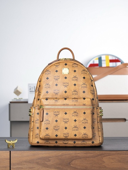 𝙈𝘾𝙈 𝙎𝙩𝙖𝙧𝙠 𝙎𝙞𝙙𝙚 𝙎𝙩𝙪𝙙𝙨𝘽𝙖𝙘𝙠𝙥𝙖𝙘𝙠 𝙞𝙣 𝙑𝙞𝙨𝙚𝙩𝙤𝙨
干邑色小中号#铆钉双肩背包🎒·CP独家出品®️干邑色
这款Visetos经典花纹人造革双肩背包采用金字塔形铆钉装饰及天然Nappa皮革饰边设计。
这一标志性的便携单品展现了全球移动一族的无限精神。这款Stark双肩背包采用经典Visetos及天然Nappa皮革制成，能将电子产品、文件及配饰收纳得井井有条。金字塔形铆钉勾勒出包袋