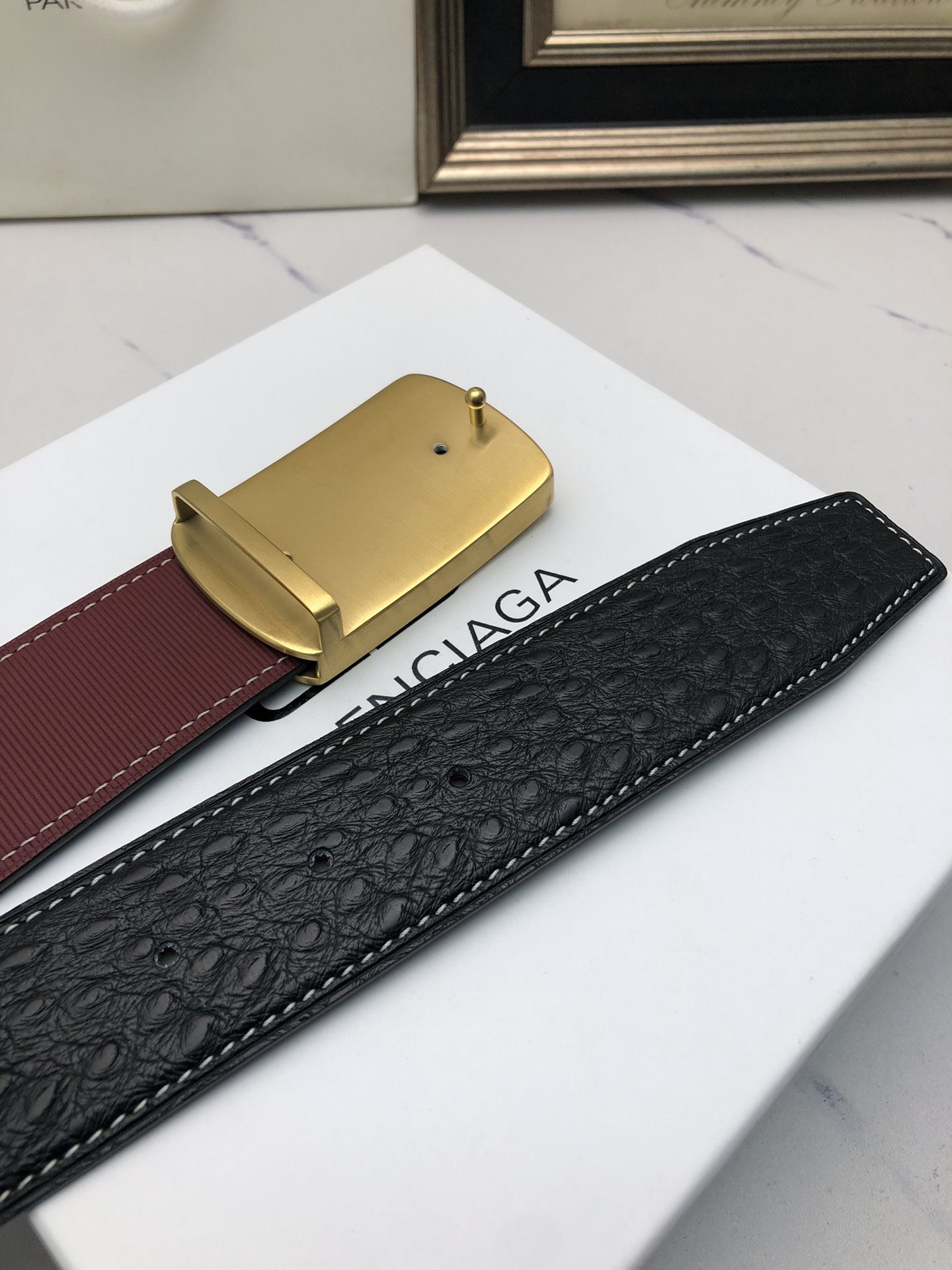 華倫天奴：原單頭層牛皮駝鳥花紋，內襯頭層壓橫紋牛皮底，營造織紋外觀。飾以標誌原單扣。專櫃寬度4.0