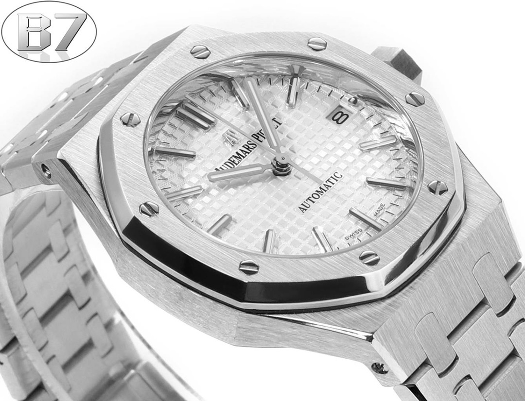 B7  Factory
AP愛彼 女款愛彼皇家橡樹 剔除機芯甲板多餘部分，使之變得更加鏤空——成就鋼表巔峰—— 實力演繹 衛冕“鋼”王！【6大精妙之處】1.正品拆解開模，尺寸為37毫米與正品一致！2.完美還原正品表殼的每一處細節，盡顯正品“稜角分明 堅毅果敢”的陽剛氣質。3.鋼帶的做工無可挑剔，比市面上任何鋼帶表做工均要更上一層樓，鋼帶頭粒和表頭銜接的“緩衝帶”的鬆緊程度與正品一模一樣。4.自動陀的與原裝致敬，是市面唯一做到顏色於原裝一致的版本（市面一般版本均偏紅）其上的ap族徽雕刻獨一無二。