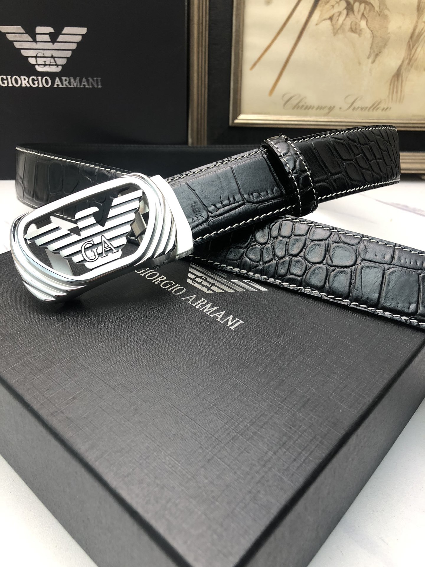 阿曼妮：原單頭層牛皮鰐魚紋面，內襯頭層小牛皮底，搭配原單自動扣，可裁剪的自動帶，此款腰帶面雙採用意大利原定廠制進口牛皮帶身 ，對專版櫃足寬3.5