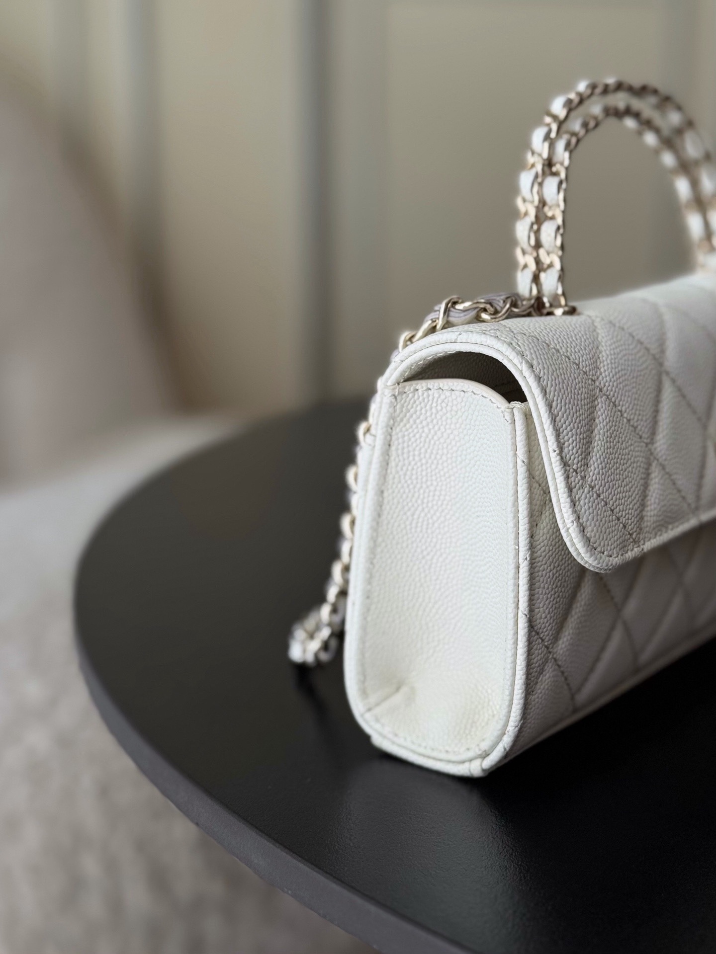 Chanel 25S 新款本季 最火的小球牛皮Kelly 手柄包
這顆絕對是黑馬
第一眼看到就深深愛上💕
顏值不必說 直接閉眼入不會錯
很好打理 也是百搭型
實現了單背斜挎腋下背手拎的效果📷
簡直就是福音〰️
很精緻 值得珍藏🔝

五金：全鋼18K淺金
皮料：獨家Haas小牛皮
尺寸：𝟏8*𝟏0*4.𝟓 𝚌𝚖
型號：AS3238