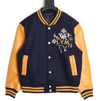 Louis Vuitton/路易威登 26ss 水鑽刺繡棒球服外套
材質拼接：衣身採用藏青色羊毛混紡面料，質感挺括耐磨；袖子為淺棕牛皮材質，柔軟細膩，經典拼皮設計還原美式棒球服復古感。

• 裝飾亮點：左胸位置有重工水鑽+金屬刺繡裝飾，鑲嵌多色寶石與閃鑽，綴有“L.V.M.”字母標識，華麗精緻，辨識度拉滿。

• 版型結構：立領+羅紋條紋領口/袖口/下擺，防風且修飾身形；正面按扣開合，兩側配有插袋，兼顧實用與美觀。
球帽點綴，休閒隨性又有街頭感。
N Size:S-XL