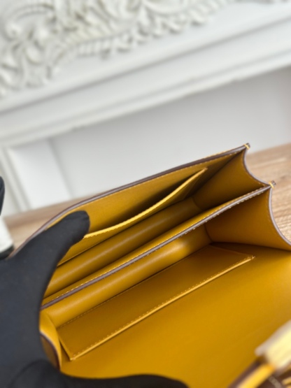 康康  空姐包  
constance  19cm  
epsom掌紋小牛皮  半收工  蠟線縫製