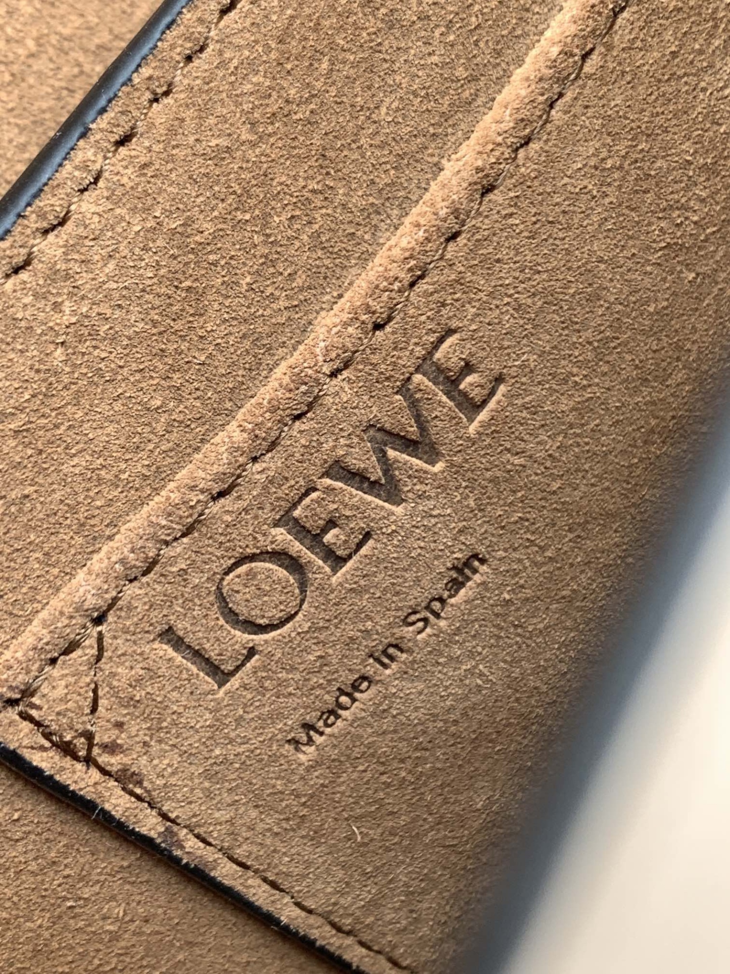 L⊚℮w℮🌟 🔥全新小號Gate到貨👏
羅家新版馬鞍包👍包身採用柔軟牛皮革精制而成💋可拆卸肩帶*單肩、斜挎、腰包、胸口懸掛💋性感垂墜皮革條和蝴蝶結前束*帶品牌精緻logo 的子彈頭式黃銅插鞘*小牛皮包身、內部是麂皮、兩個隔層，一個卡袋！磁扣吸合設計，細膩平面牛皮搭配內里磨砂皮💋
size:20*19*11.5 cm  型號：011820
配全套包裝