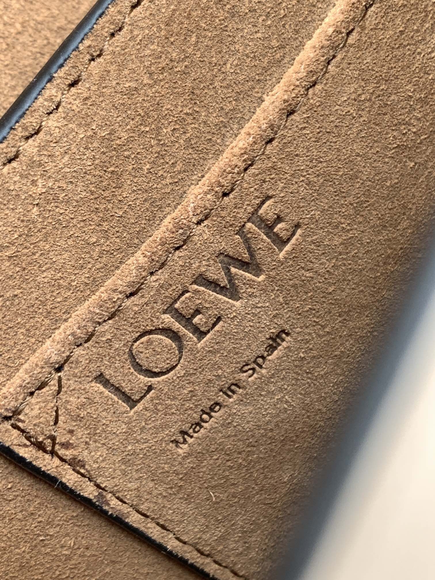 L⊚℮w℮🌟 🔥全新小號Gate到貨👏
羅家新版馬鞍包👍包身採用柔軟牛皮革精制而成💋可拆卸肩帶*單肩、斜挎、腰包、胸口懸掛💋性感垂墜皮革條和蝴蝶結前束*帶品牌精緻logo 的子彈頭式黃銅插鞘*小牛皮包身、內部是麂皮、兩個隔層，一個卡袋！磁扣吸合設計，細膩平面牛皮搭配內里磨砂皮💋
size:20*19*11.5 cm  型號：011820
配全套包裝