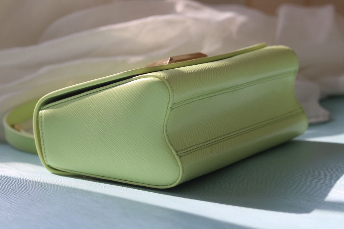 原版品質[玫瑰]歡迎貨比三家[玫瑰]款號：50391/22773/22774/23074/22768[玫瑰][玫瑰][玫瑰]本款Twist中號手袋將品牌標誌性Monogram花卉精巧融入裝飾鏈條，與雙色鎖扣相互呼應，優雅詮釋當季 TwistedFlowers主題。內貼袋之一配有可拆卸鏡子。
23x17x9.5釐米(長度x高x寬) Epi粒面皮革牛皮革飾邊牛皮革內襯金屬件
LVTwist扭鎖
內貼袋，配有可拆卸鏡子後側內貼袋
大號前內袋配有拉鍊袋肩帶:可拆卸，可調節包帶半長:350釐米