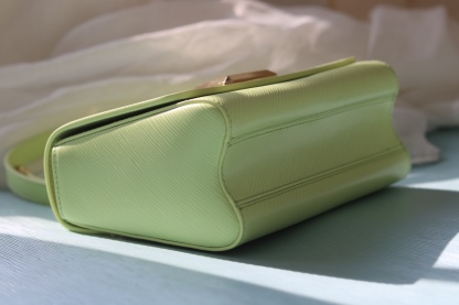 原版品質[玫瑰]歡迎貨比三家[玫瑰]款號：50391/22773/22774/23074/22768[玫瑰][玫瑰][玫瑰]本款Twist中號手袋將品牌標誌性Monogram花卉精巧融入裝飾鏈條，與雙色鎖扣相互呼應，優雅詮釋當季 TwistedFlowers主題。內貼袋之一配有可拆卸鏡子。
23x17x9.5釐米(長度x高x寬) Epi粒面皮革牛皮革飾邊牛皮革內襯金屬件
LVTwist扭鎖
內貼袋，配有可拆卸鏡子後側內貼袋
大號前內袋配有拉鍊袋肩帶:可拆卸，可調節包帶半長:350釐米