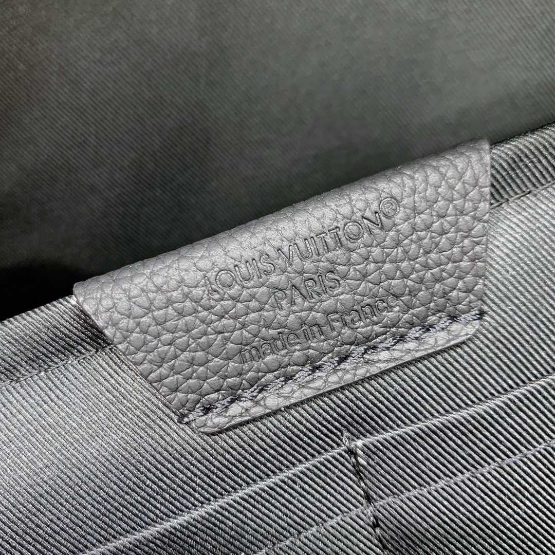 款號：M15259
       Discovery Work 雙肩包以蠟面牛皮革和織物內襯塑造寬敞構型，適宜收納日常所需。加襯隔層和貼袋可分別存放 14 寸筆記本電腦和手機，壓印 LV 字母的拉鍊外袋實現便捷取放。

42 x 19 x 32 釐米
(高 x 寬 x 長度)