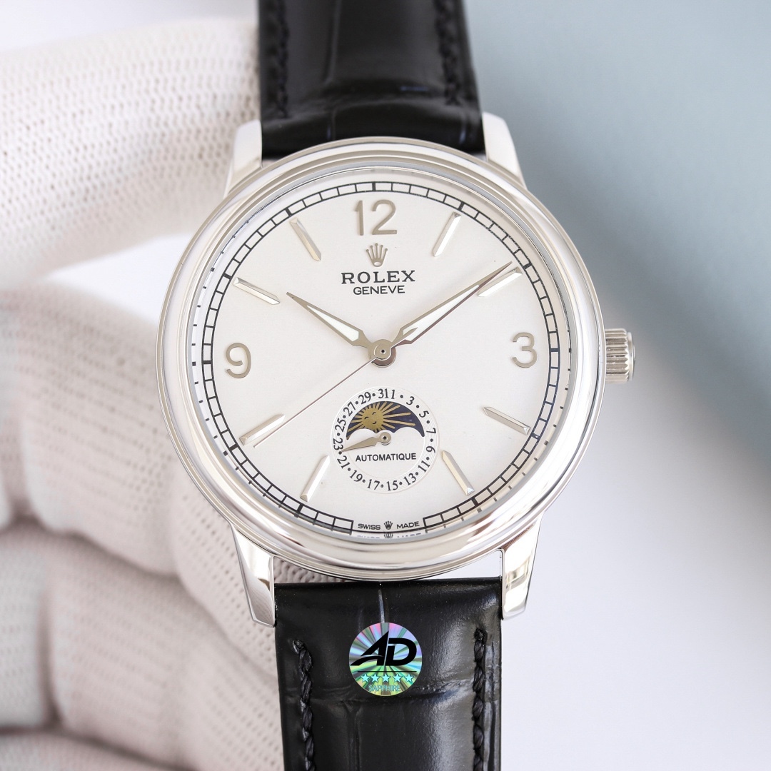 最新力作，市場最高版本最新推薦款，勞力士👑切利尼月相系列.男士腕表簡單不失大氣[勝利]搭載精准瑞士ETA2824-2機芯（6字位真日曆與24小時日月星辰功能）40mm表徑，316精鋼表殼，耐磨抗刮藍寶石玻璃，原裝品質針扣，具備超強防水功能，搭配意大利牛皮讓手腕更貼合舒適！TW工廠出品的勞力士充分體現了高級制表業最純粹的傳統！適合各種商務場合，簡斂精緻不失優雅！