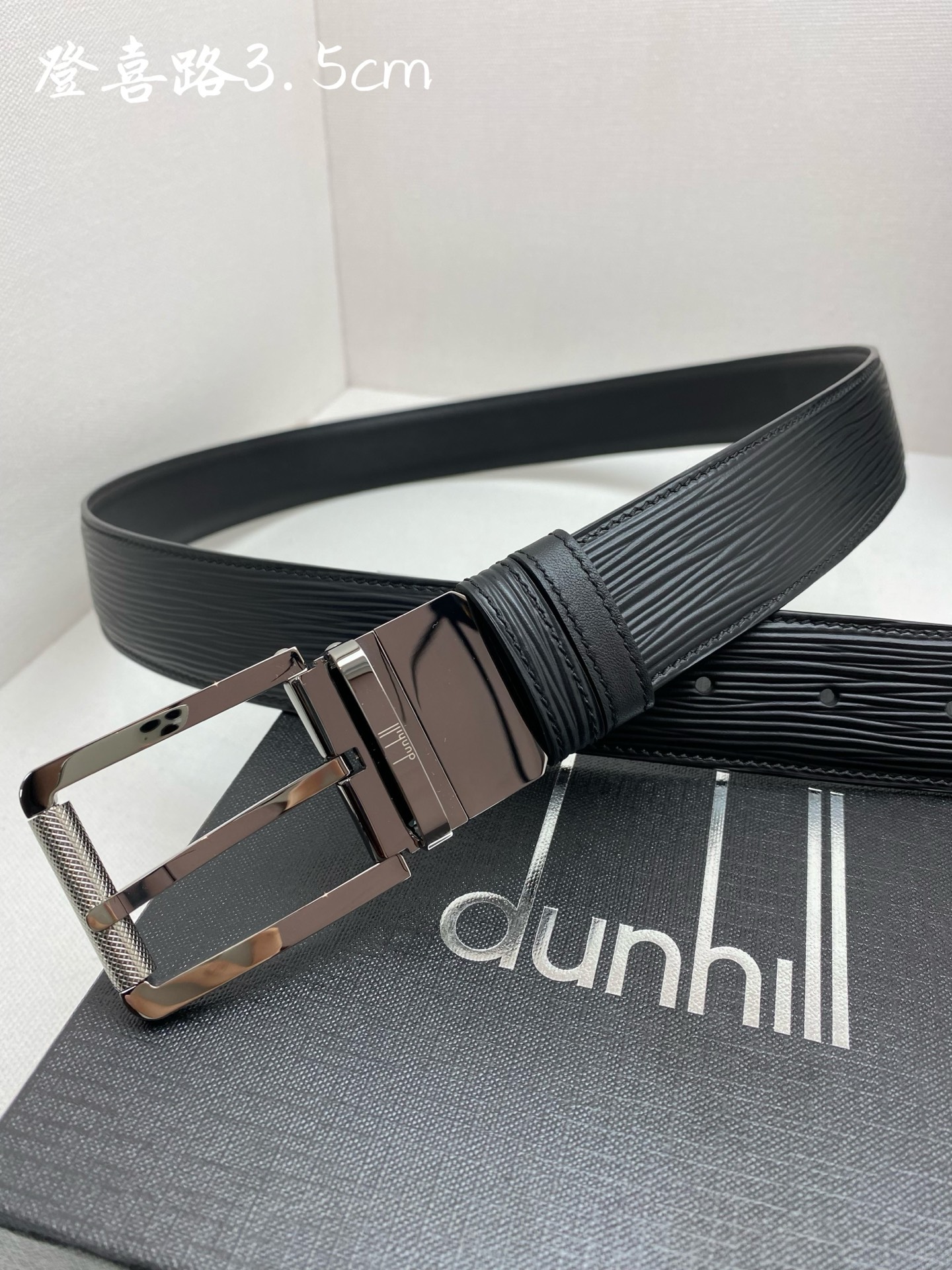 
登喜路是英國歷史悠久的奢侈品牌，其皮帶以精湛工藝、高品質材料和經典設計著稱在男士奢侈品領域享有很高聲譽，適合商務和休閒
