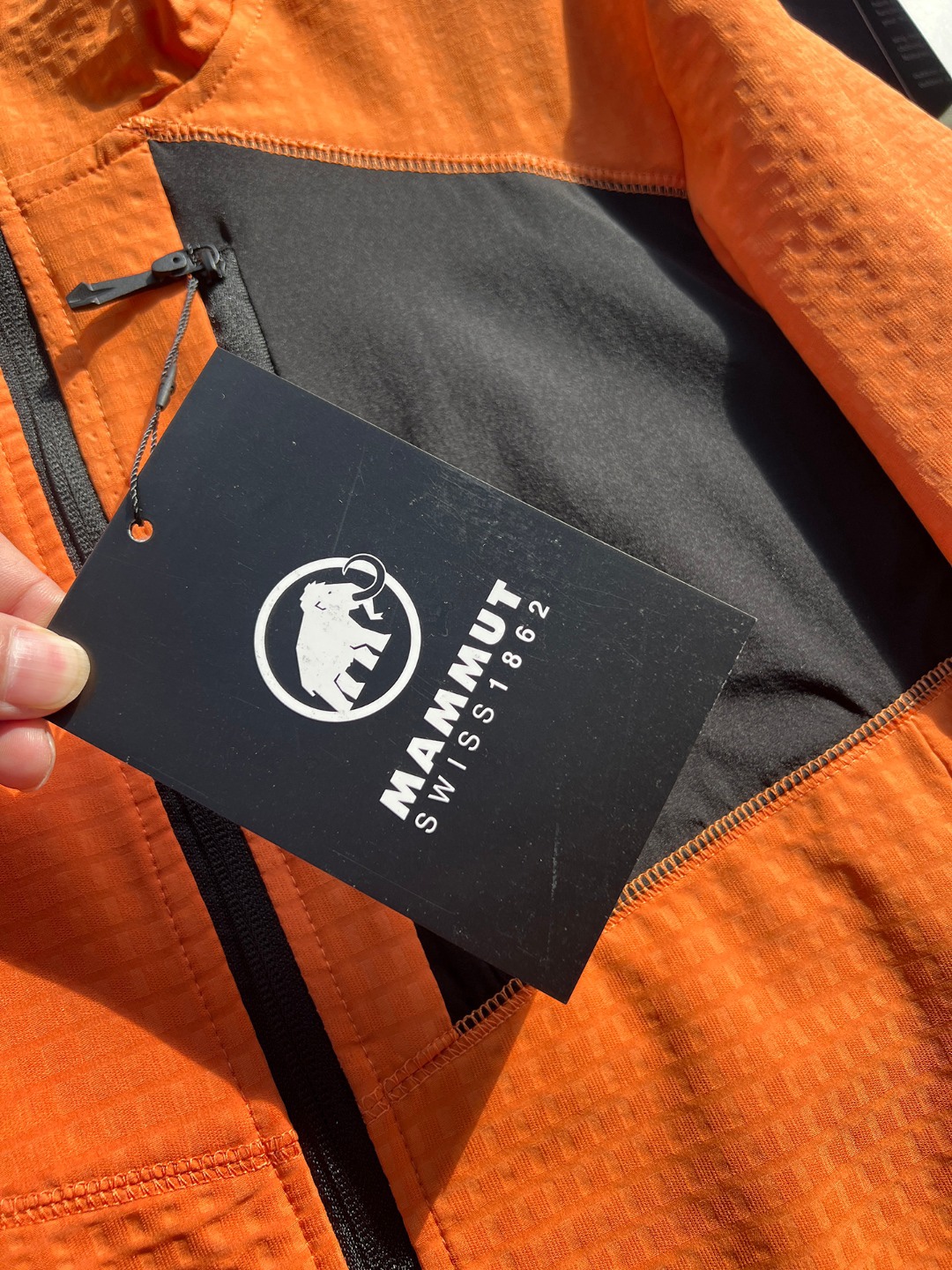 2026年春季新款猛獁象MAMMUT輕量單層彈力外套夾克 男女同款 軟殼連帽夾克
面料95的聚酯纖維 5的氨綸 輕盈帶彈力  手感柔軟舒適   不靜電 質感輕膚，，自帶纖維紋理 ，格紋凹槽 空氣流通  可快速散熱  吸濕排汗 
款式設計簡約大牌，胸口拼布拉鍊口袋 ，多處細節採用四針六線🧵設計點綴，肉眼可見的工藝美
手插口袋，做的壓膠無痕一公分外延  內隱藏拉鍊口袋 上下刺繡鎖邊 提升品質
彈力袖口 輕便舒適 ，下擺出帶有調節繩，穿搭風格可隨意切換
日常休閒  上班通勤 戶外運動  舒適百搭