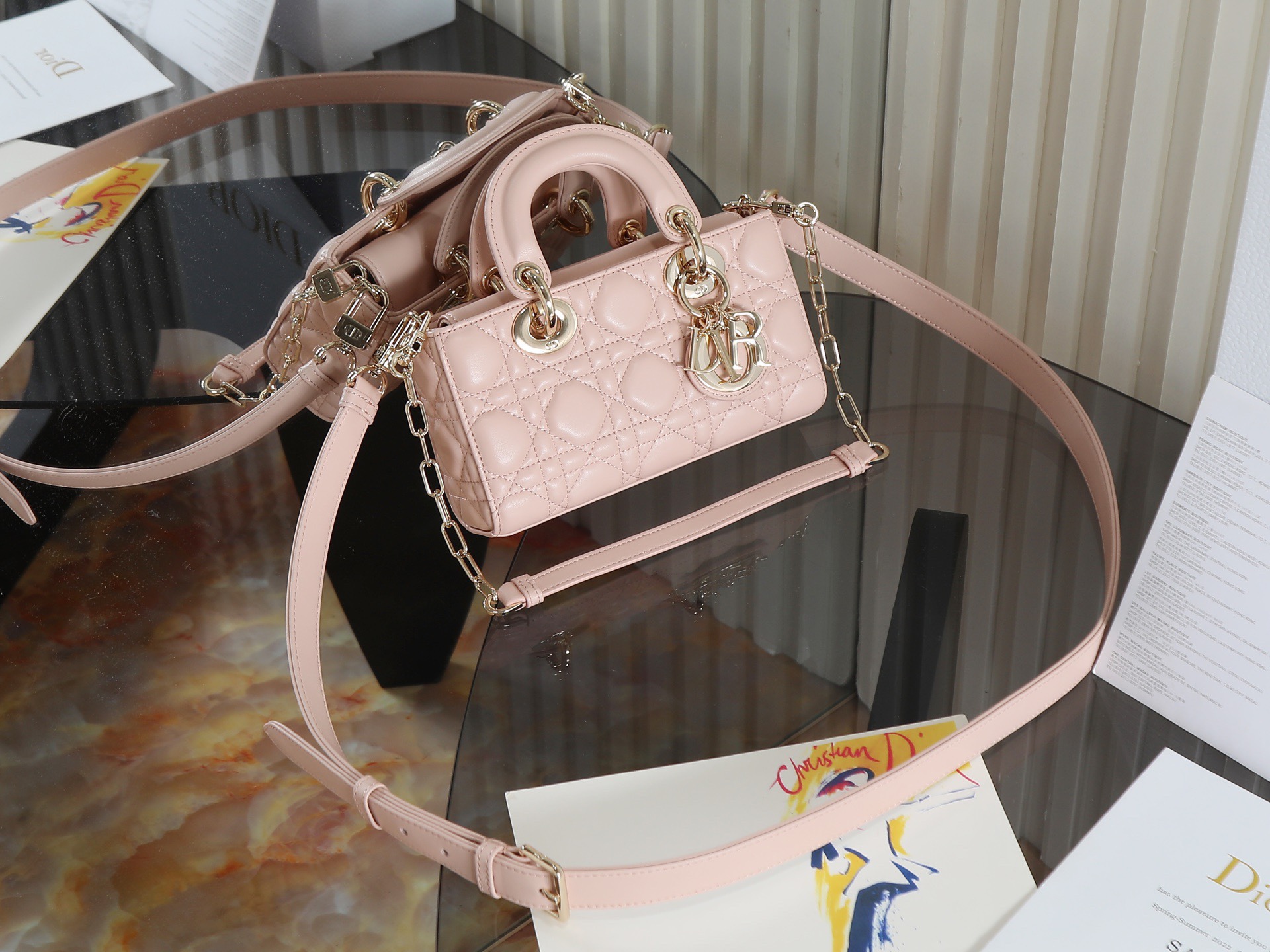 原廠級 粉色 迷你尺寸
𝗗𝗶𝗼𝗿 𝗗-𝗝𝗼𝘆 𝗯𝗮𝗴羊皮2025款新款
時尚果然就是輪回，回歸了一把中古戴妃
長方包形，短鏈條➕細長肩帶直接封神！！
復古時髦感超強，真是什麼場合都可以把住
絕對是lady中的天花板了，強勢出圈啦姐妹們
款號：0636
尺寸：19x10.5x5.5cm
