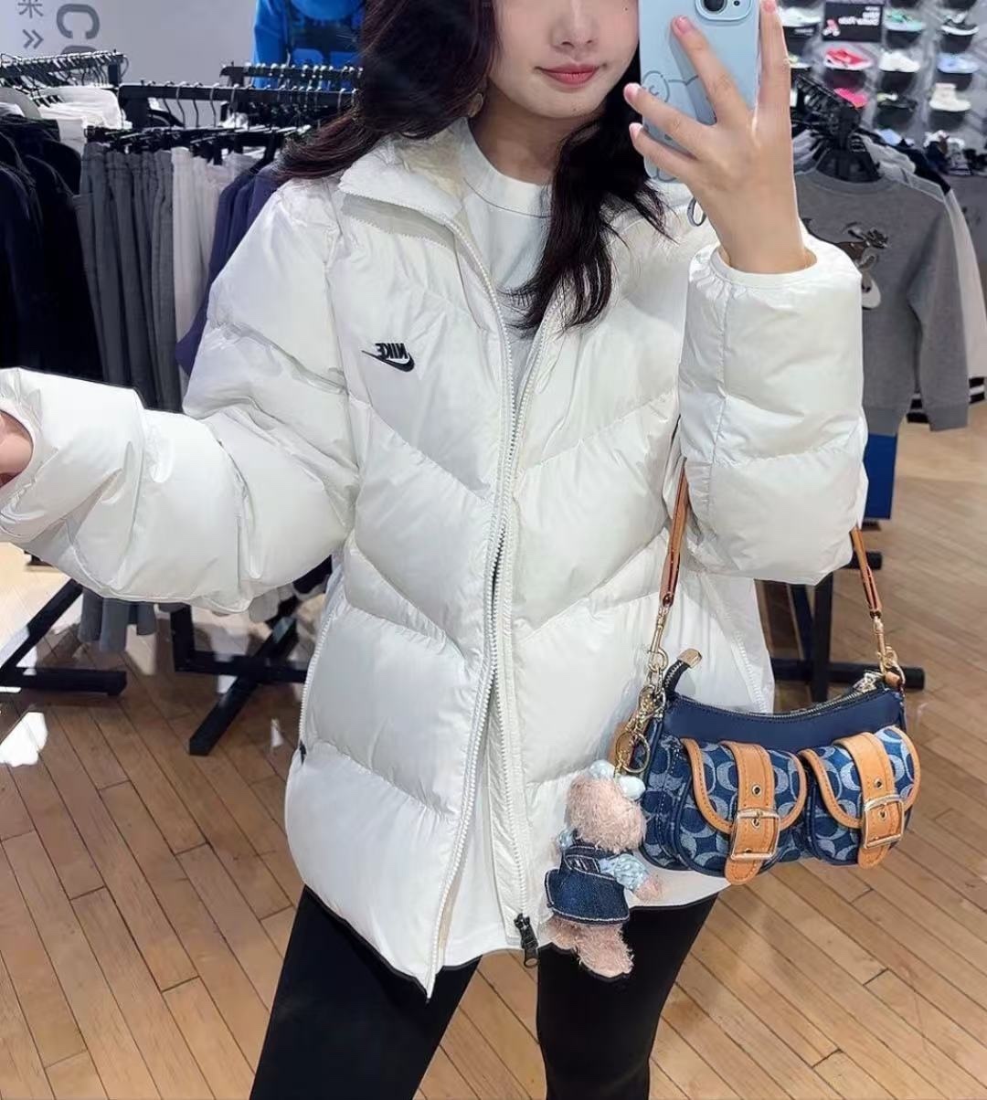 Nike/耐克Windrunner風行者2025經典款新款輕薄連帽羽絨服外套夾克
原版復刻 頂級品質  專櫃尺碼 零下十幾度無壓力 極地防寒防風防水防雪！超級蓬松度 休閒運動 街頭時尚潮流休閒運動連帽保暖短款羽絨服 鎖絨效果好 不拽絨 品質看得見 蓬松度爆表 能在衣物內形成大量空氣隔熱層 輕鬆抵御零下20°C的嚴寒 哪怕極寒天氣也能牢牢鎖住體溫 讓你在冰天雪地中也能溫暖如春 高含絨量帶來極致輕盈的穿著體驗 告別傳統羽絨服的臃腫感 活動自如 溫暖卻不笨重 
L SIZE:S-2XL