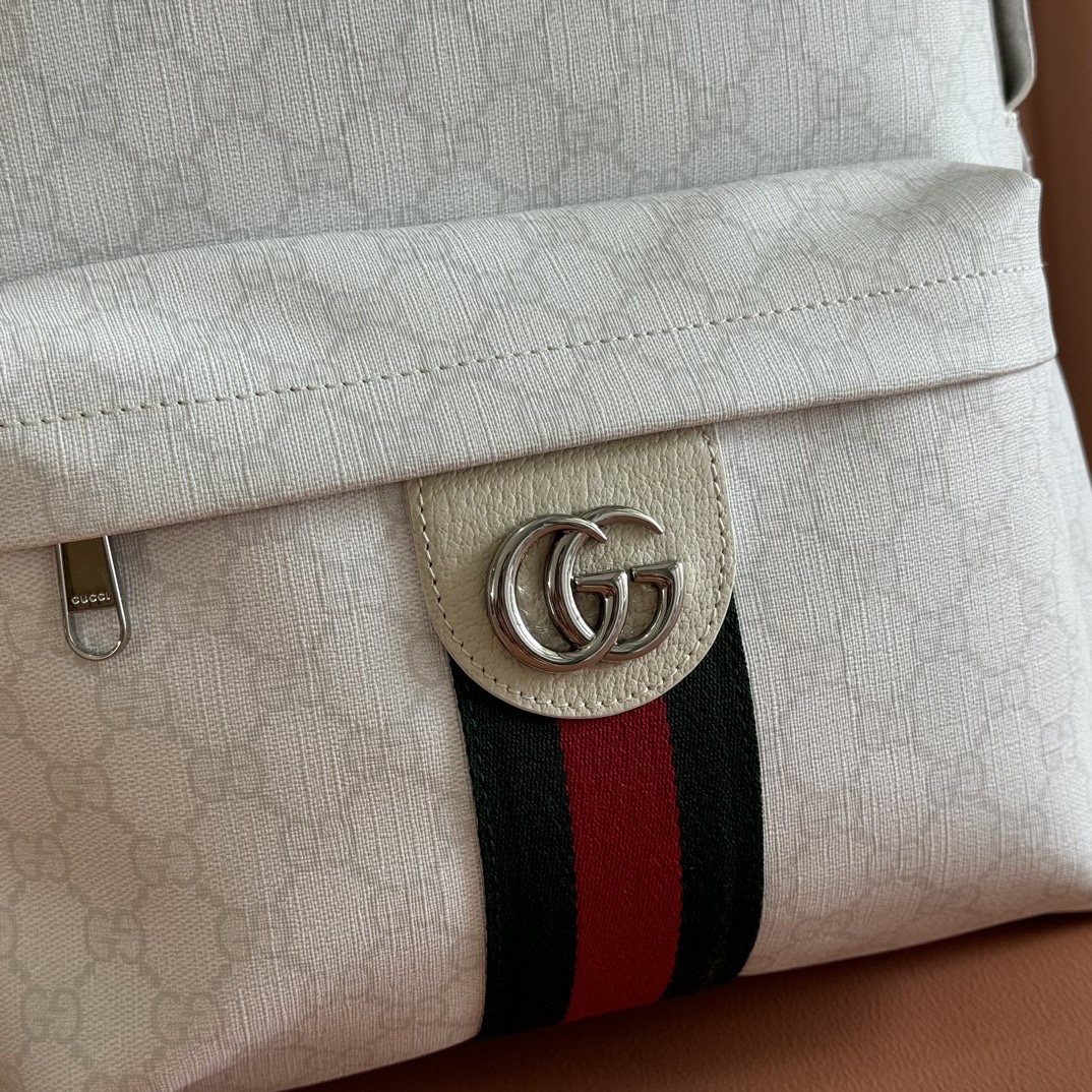 💋💋💋《配全套原廠專櫃包裝》【新品】Ophidia系列匠心選用白色配色，搭配經典廓形與新增功能性設計，甄選觸感柔軟的織物打造。這款背包以柔軟GG Supreme材質打造，匠心綴飾雙G標識和紅綠織帶細節。
