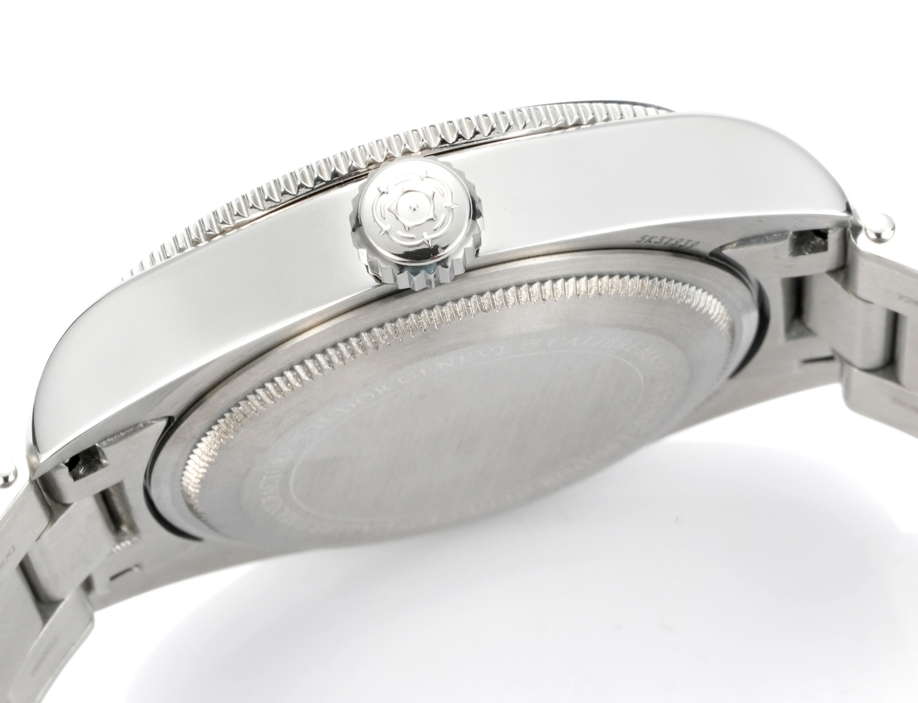 帝舵 TUDOR   碧灣系列對於帝舵來說，無疑是一個龐大的產品線，在今年推出了一隻全新的單色碧灣，以絕對的實力被認為是勞力士無歷黑水鬼的平替！今年推出的這只全新單色碧灣，也迎來了碧灣第三次制表科技和煥新美學風格上的革新。
1.新款碧灣迎來新的改革，升級夜光珠，而正品同步凹入式，搭配的是圓拱形藍寶石表鏡，更顯復古感📸 
2.腕表採用不鏽鋼材質打造表殼，經過精細的磨光與磨砂處理，呈現出獨特的質感和光澤度。同勞力士水鬼一樣，表殼採用41毫米尺寸，也是沿襲了“原版”碧灣的直徑，既適合日常佩戴，又能展現出