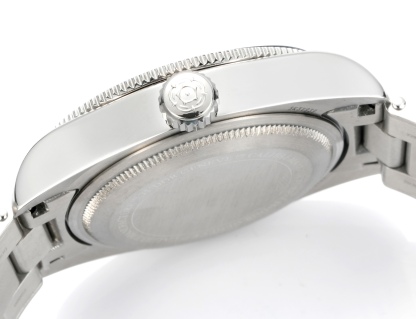 帝舵 TUDOR   碧灣系列對於帝舵來說，無疑是一個龐大的產品線，在今年推出了一隻全新的單色碧灣，以絕對的實力被認為是勞力士無歷黑水鬼的平替！今年推出的這只全新單色碧灣，也迎來了碧灣第三次制表科技和煥新美學風格上的革新。
1.新款碧灣迎來新的改革，升級夜光珠，而正品同步凹入式，搭配的是圓拱形藍寶石表鏡，更顯復古感📸 
2.腕表採用不鏽鋼材質打造表殼，經過精細的磨光與磨砂處理，呈現出獨特的質感和光澤度。同勞力士水鬼一樣，表殼採用41毫米尺寸，也是沿襲了“原版”碧灣的直徑，既適合日常佩戴，又能展現出