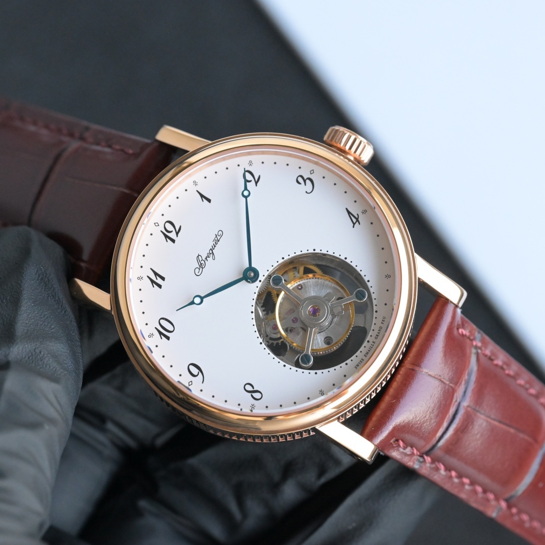 224年前，阿伯拉罕-路易·宝玑先生在他所创立的巴黎钟表堤岸制表工坊中，创造了制表史上令无数人赞叹的陀飞轮调速装置。这一无比复杂的精密机构彰显了宝玑先生卓然超群的远见与创想，时至今日仍对高级制表业有着重要意义。至今，陀飞轮的作用和意义已不仅是提高走时的精准度，而是谱写了制表领域的辉煌篇章。宝玑陀飞轮时计臻品在百年征程中不断创新，超越自我，集精湛机械制造技艺与深厚美学原理于一身，创制出演绎复杂迷人的机械世界。腕表的表冠上刻有著名的宝玑品牌标志，从侧面我们可以看到表王宝玑著名的钱币纹饰，代表着温文尔雅