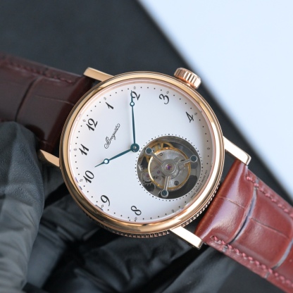 224年前，阿伯拉罕-路易·宝玑先生在他所创立的巴黎钟表堤岸制表工坊中，创造了制表史上令无数人赞叹的陀飞轮调速装置。这一无比复杂的精密机构彰显了宝玑先生卓然超群的远见与创想，时至今日仍对高级制表业有着重要意义。至今，陀飞轮的作用和意义已不仅是提高走时的精准度，而是谱写了制表领域的辉煌篇章。宝玑陀飞轮时计臻品在百年征程中不断创新，超越自我，集精湛机械制造技艺与深厚美学原理于一身，创制出演绎复杂迷人的机械世界。腕表的表冠上刻有著名的宝玑品牌标志，从侧面我们可以看到表王宝玑著名的钱币纹饰，代表着温文尔雅