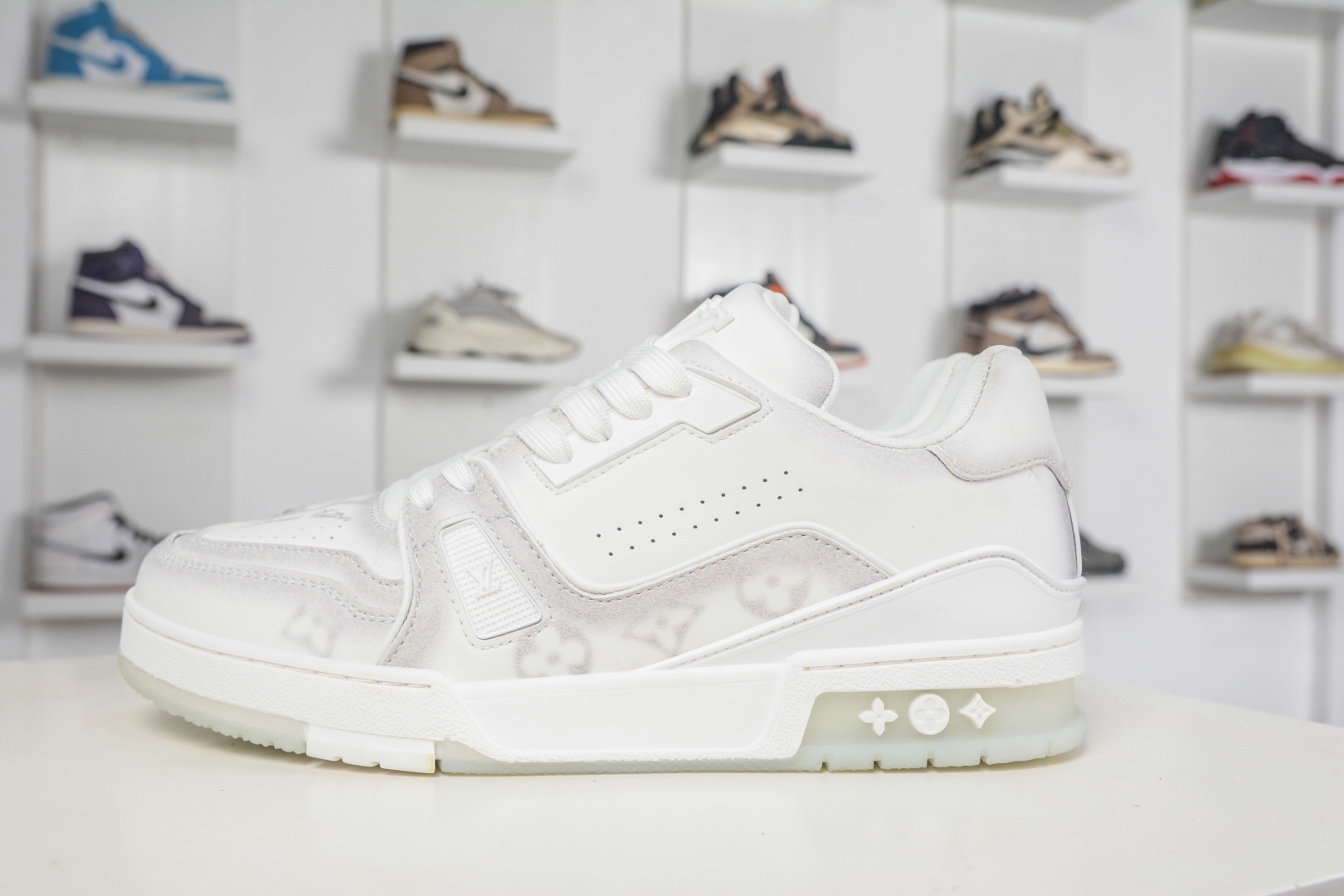 Louis Vuitton Trainer 系列板鞋 
Size：36 37 38 39 40 41 42 43 44 45 (偏大一碼）