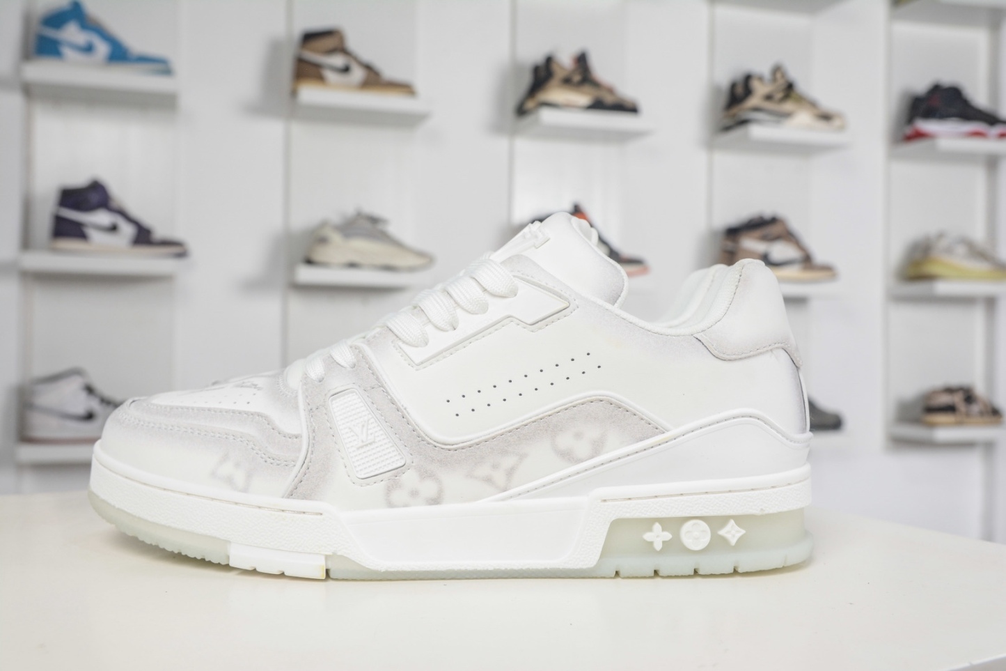 Louis Vuitton Trainer 系列板鞋 
Size：36 37 38 39 40 41 42 43 44 45 (偏大一碼）