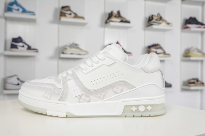 Louis Vuitton Trainer 系列板鞋 
Size：36 37 38 39 40 41 42 43 44 45 (偏大一碼）