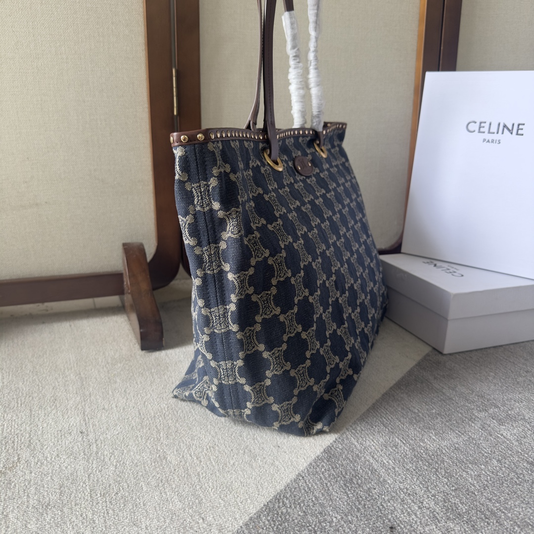 Celine2024最新款中古系列巴塞羅那 極其輕巧方便 
非常適合這個季節 牛仔風有什麼理由拒絕!
牛仔系列 Celine!
凱旋門的tote想必沒有人能抗拒得了
牛仔拼棕色肩帶就很妙配色太搭
包邊有鉚釘裝飾很vintage Celine
美麗的tote選手
#人人都愛腋下包
尺寸48×37
款號：101272