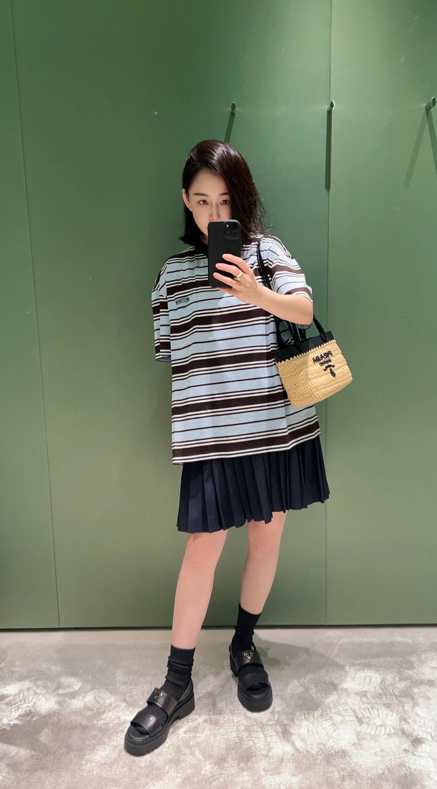 🔝PRADA普拉達PRD 藍色條紋口袋短袖T恤
定制精密60支雙股尊享條紋料，人體學立體裁剪，慢工出細活，做工複雜，繁瑣 時效慢，損耗高，手工紅外線畫線口袋，以紅外線技術為輔助，實現口袋位置的精准定位與標記，即保留了手工縫製的精細與靈活性，面料都經過澆洗，手感質感更佳，不易變形，不易縮水，不易褪色，合身版型
B Size：36 38 40 42