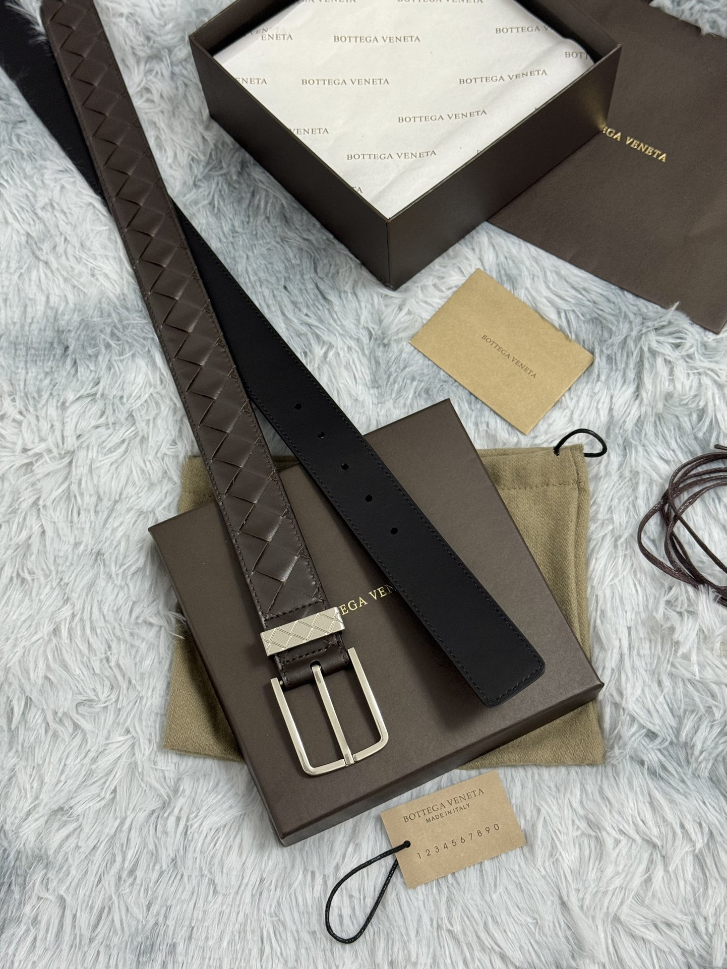 BOTTEGA VENETA   3.5cm   
手工編織牛皮經典之作
每個細節都體現出至高的品味和格調
整體造型增添優雅韻味  
低調奢華的典範
優雅迷人氣息
精緻的手工藝製作。