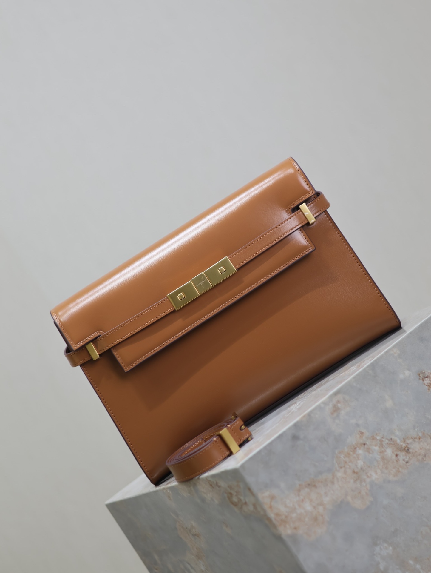 Manhattan_29cm
翻蓋曼哈頓法棍包，一改以往經典的logo，取而代之低調簡約的設計風格，它有點像H家的凱莉，很有復古的味道！商務➕休閒兩者結合，總結起來就是百搭！可以手拿，可以單肩或斜挎，一包多用，滿足了商務型女士，又滿足了小女生的休閒！精心挑選的意大利牙簽紋牛皮、完美的走線、精緻的五金讓整個包包都散髮出高級的味道！
型號：579271
尺寸：29x20.5x7cm