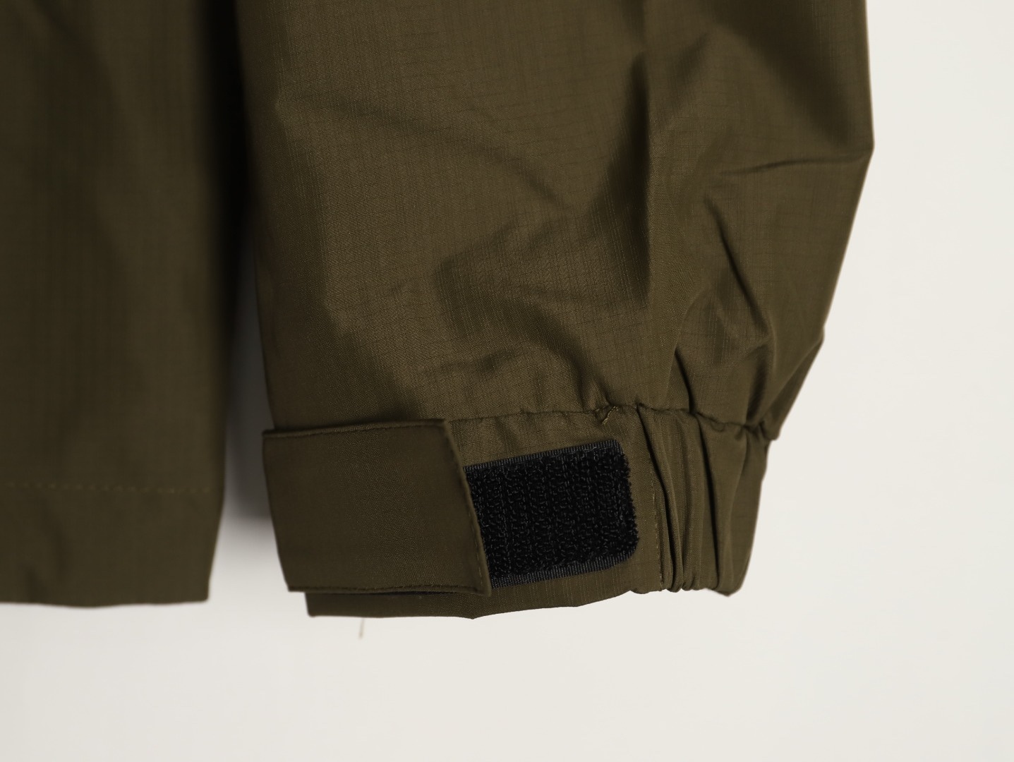 Stone Island/石頭島 24ss 手臂刺繡羅盤衝鋒衣外套
石頭島春季最熱單品 超級吸睛的一款衝鋒衣外套 一眼就能愛上 採用梭織防風防水面料 手感細膩順滑 寬松連帽的版型  水洗標一應俱全 細節滿滿的一款衝鋒衣 大廠代工 品質可靠 

-略帶復古感的機能衝鋒衣 城市徒步 戶外穿行都很出挑 男女都可以駕馭的一款潮流單品 
Color：黑色
A Size：S-XXL