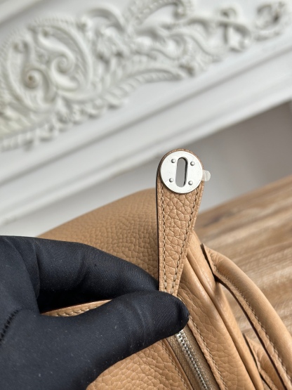 琳迪lindy 19cm	
Tc皮 蜜蠟線半手工縫製
lindy19保留了琳迪包所有細節的完整設計，側口袋、拉鍊等全部都是經典的設計√
這只小可愛暴擊了多少人的少女心