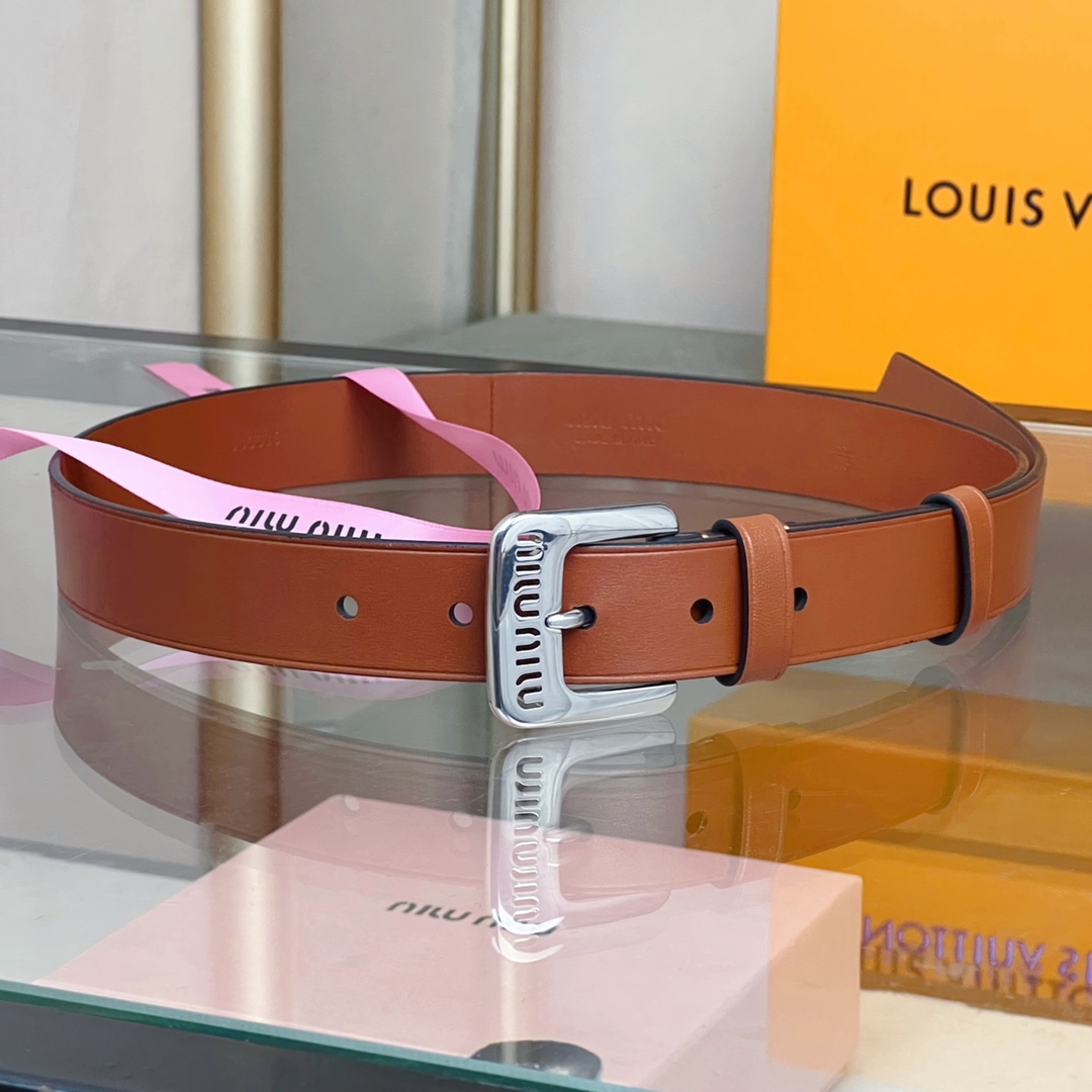 Miumiu焦糖色軟羊皮腰帶 這款軟羊皮腰帶設計簡約而優雅。金屬搭扣飾以Miu Miu徽標，品牌格調一覽無余。徽標裝飾金屬搭扣
寬度: 3cm