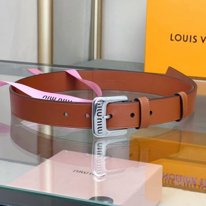 Miumiu焦糖色軟羊皮腰帶 這款軟羊皮腰帶設計簡約而優雅。金屬搭扣飾以Miu Miu徽標，品牌格調一覽無余。徽標裝飾金屬搭扣
寬度: 3cm