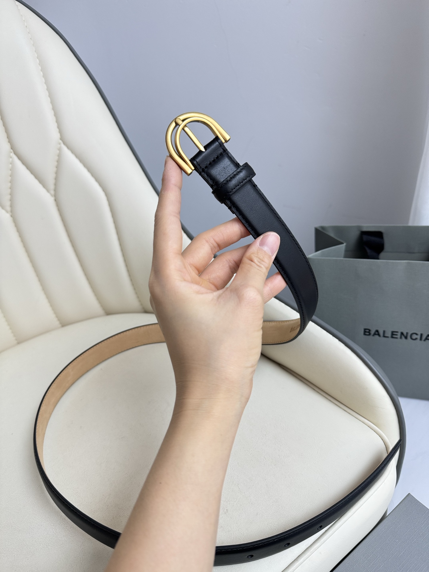 巴黎世家（Balenciaga）寬度2.5cm 是法國的奢侈品牌，作為時尚界最具影響力品牌之一的地位。設計師源於：都市時尚潮流獨特的設計風格，採用進口小牛皮製作；搭配純銅復古五金，使其更具魅力。值得擁有的百搭精品