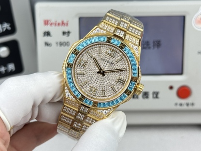 Factory 獨家力作👍
蕭邦AlpineEagle雪山傲翼系列
🌈彩T鑽🌟變色龍🦎滿天星✨限量款及隱藏款首推
如炬目光，比擬暗夜星芒⛰️於山川湖海間🌊洞見紳士願景與磅礡未來👔
尺寸：原裝一致41mmX9.7mm
機芯：9015改Chopard 01.01-c
錶鏈：獨家原版開模金磚型鏈節一體式錶鏈
岩石紋錶盤，鍍銠羅馬數字，時針及分針時標均覆以Super-LumiNova® X1級螢光塗層
致獻當代“雄鷹”，志存高遠之人在日常生活中超邁群倫，其視野啓迪人心、昇華情志。憑借遠見和決心，