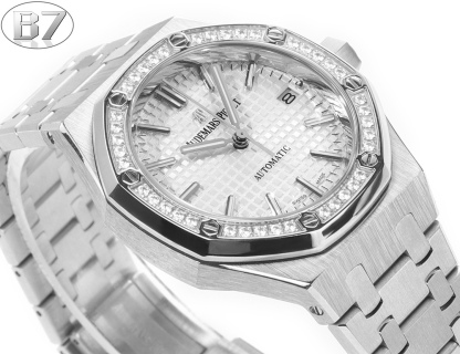 B7  Factory
AP愛彼 女款愛彼皇家橡樹 剔除機芯甲板多餘部分，使之變得更加鏤空——成就鋼表巔峰—— 實力演繹 衛冕“鋼”王！【6大精妙之處】1.正品拆解開模，尺寸為37毫米與正品一致！2.完美還原正品表殼的每一處細節，盡顯正品“稜角分明 堅毅果敢”的陽剛氣質。3.鋼帶的做工無可挑剔，比市面上任何鋼帶表做工均要更上一層樓，鋼帶頭粒和表頭銜接的“緩衝帶”的鬆緊程度與正品一模一樣。4.自動陀的與原裝致敬，是市面唯一做到顏色於原裝一致的版本（市面一般版本均偏紅）其上的ap族徽雕刻獨一無二。