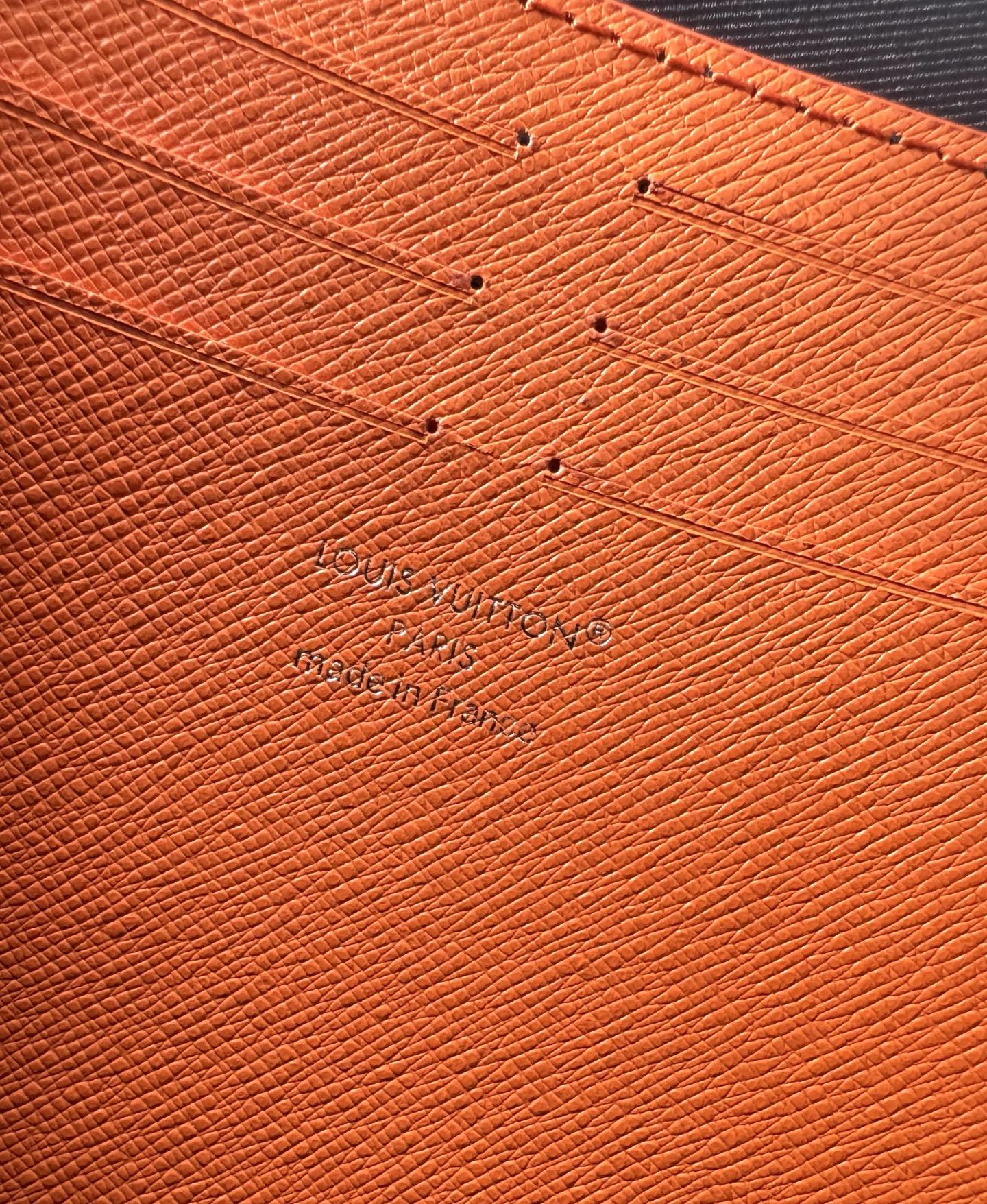 🇫🇷海外原單M26031橙色獨家實拍！Pochette Voyage 中號手拿包取材 Monogram Eclipse 塗層帆布，以明麗皮革飾邊傳遞動感氣息。卡片夾層和內貼袋有序收納隨行所需，攜於手中或收入旅行袋皆宜。尺寸：27×21×6cm