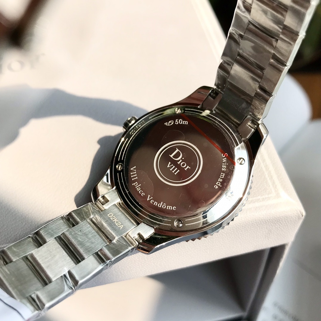 迪奧DIOR VIII系列腕表，承襲了迪奧手錶一貫的精神，將創新融入於華麗時尚的質感。以珠寶設計概念，融入最簡潔的設計，充滿清新氣質與現代氣息、幻化成一隻只永恆的經典。引入了新鮮色彩和全新元素，徬佛一件珍貴的織品，將經典與華麗交錯其中。卓越工藝精緻打磨將精鋼錶帶做鑽石💎切割形狀，舉手之間將光芒服貼於手腕上，猶如一款顯露時間的手煉。表圈鑲嵌Vs1.2天然鑽石67顆，顆顆閃耀，另外字面還鑲嵌了34顆Vs1.0天然真鑽，總數超百顆，史上最奢華，Gtc權威認證，聯網可查，白色珍珠母貝錶盤，鑽石菱點鑲貼時標，
