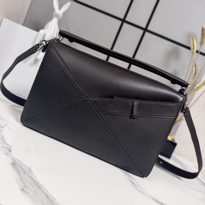 羅家🌟新款 🆕大號亮面牛皮革Panta Puzzle  手袋Puzzle 以別具一格的幾何線條勾勒長方體造型。此大號版本採用亮面牛皮革製成，飾有單寧布長褲風格細節 .可肩背、斜挎或手提*可拆卸可調節肩帶*拉鍊開合，牛皮革拉鍊頭*一個外部拉鍊後袋，一個內部插袋人字紋棉質帆布襯里*Anagram 壓紋
size: 33×14.7×21.5cm
型號：052500