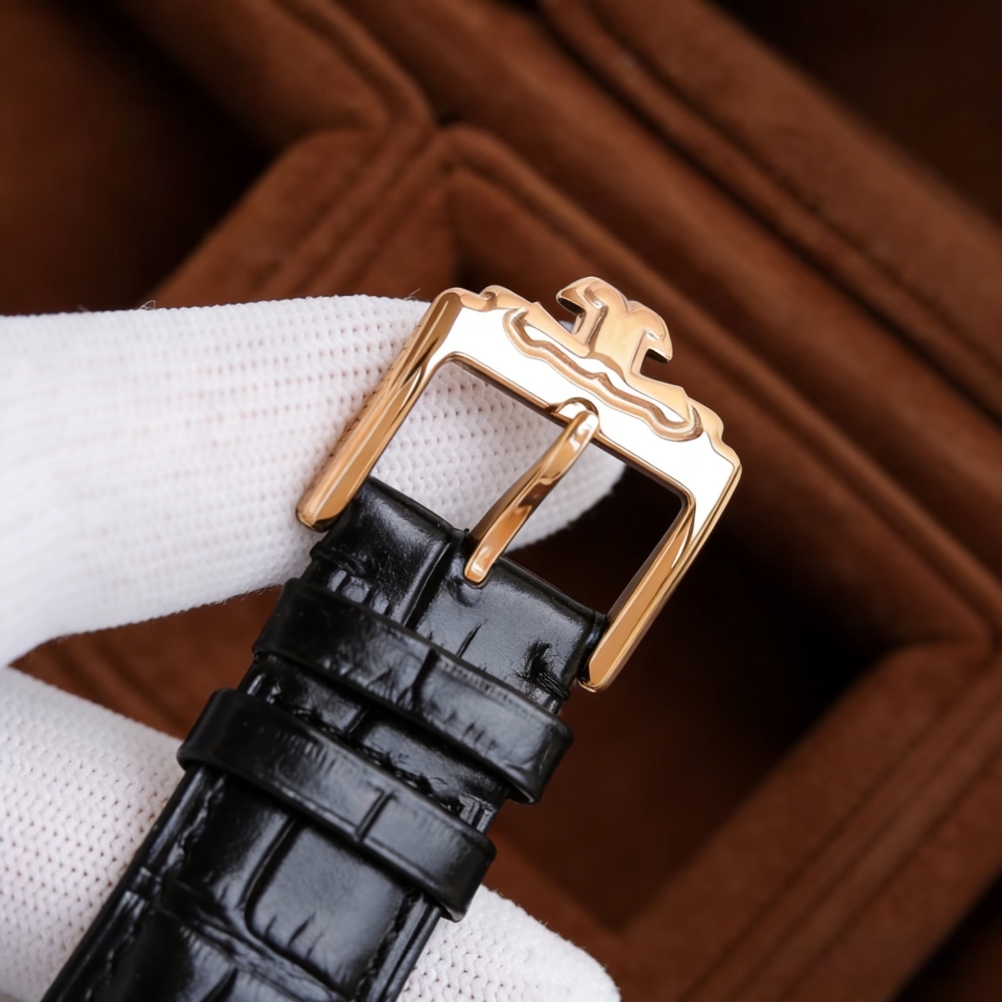 升級版全面到貨，頂級品質-積家Jaeger-LeCoultre 精品男士腕表，四針分離，技藝精湛，獨具匠心，尊貴大氣，紳士風格。採用亞洲進口的全自動28S6機械機芯（零返修質量，漩渦式小飛輪增添機械美感）簡約而不失簡單，頂級316L精鋼表殼，進口小牛皮錶帶，超強高清寶石💎鏡面，尺寸41*10.5mm，具體升級細節如下：【表殼】
1.表殼依舊保留圓潤的品牌經典元素外觀，採用904精鋼材質打造而成，經拋光潤飾，更顯精美華麗的設計風格，材質堅固耐用
2.平面部分均與正品一致經拋光處理，側邊採用磨砂處理