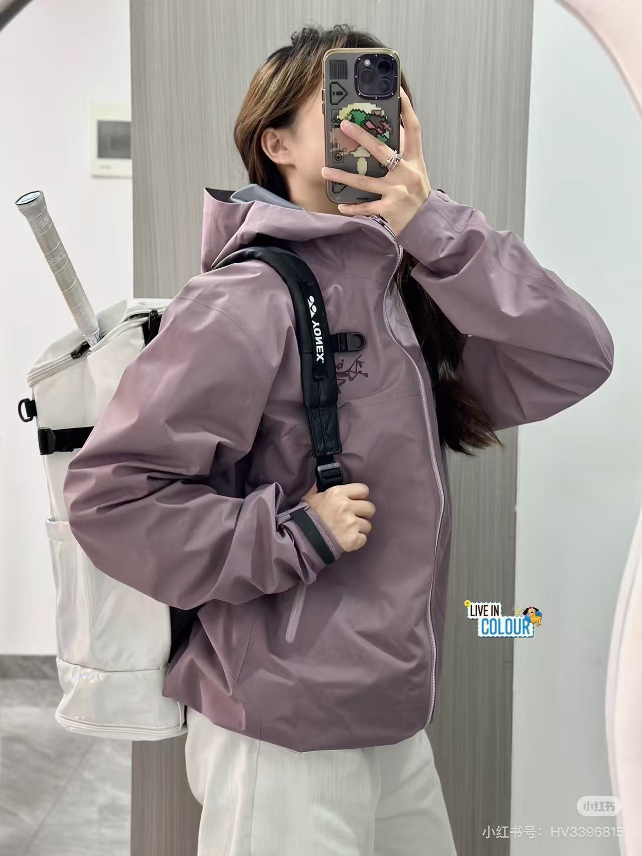 🔝ARC`TERYX 始祖鳥 頂配 Beta SL衝鋒衣
是一款專為戶外探險設計的高性能外套。
採用GORE-TEX 面料。
具備卓越的防水透氣性能，確保在惡劣天氣下依然保持乾爽舒適。
其高質量設計使其便於攜帶，非常適合長時間的徒步和旅行。
Beta SL新色不僅時尚亮眼，還增加了戶外活動中的可見性，提升安全性。獨特的
StormHood™帽兜設計，提供全面的頭部保護，同時不影響視野。
腋下拉鍊設計增強了透氣性，防止過熱。無論是登山、徒步還是日常通勤，始祖鳥Beta SL衝鋒衣都是您不可或缺